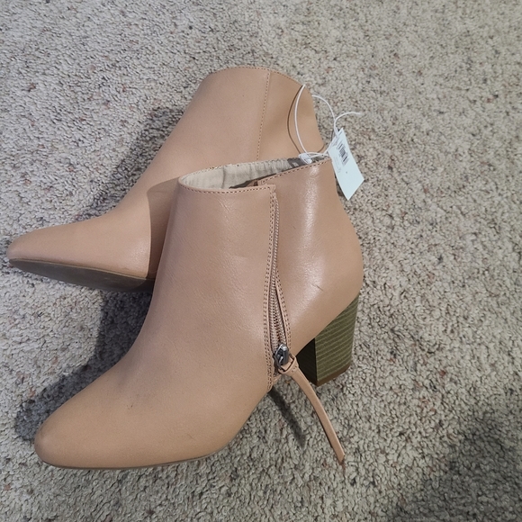 Old Navy tan/peach booties, 7. NWT. - Picture 3 of 3